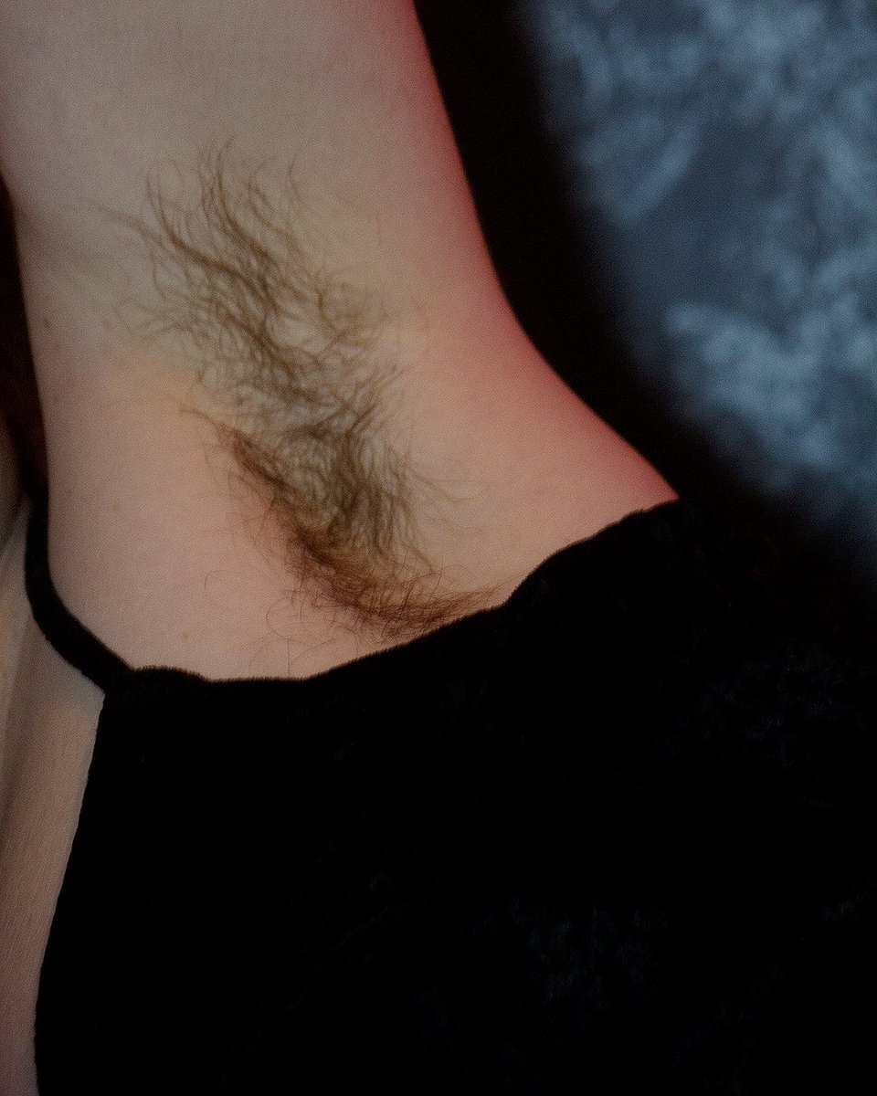 goddessofpits's tweet photo. pov: i'm your girlfriend and you're begging to smell and touch my sweaty, hairy pits 🌸 / hairy armpits 🔹 hairy woman 🔹 hairy goddess https://t.co/zGFFRlD6JS
