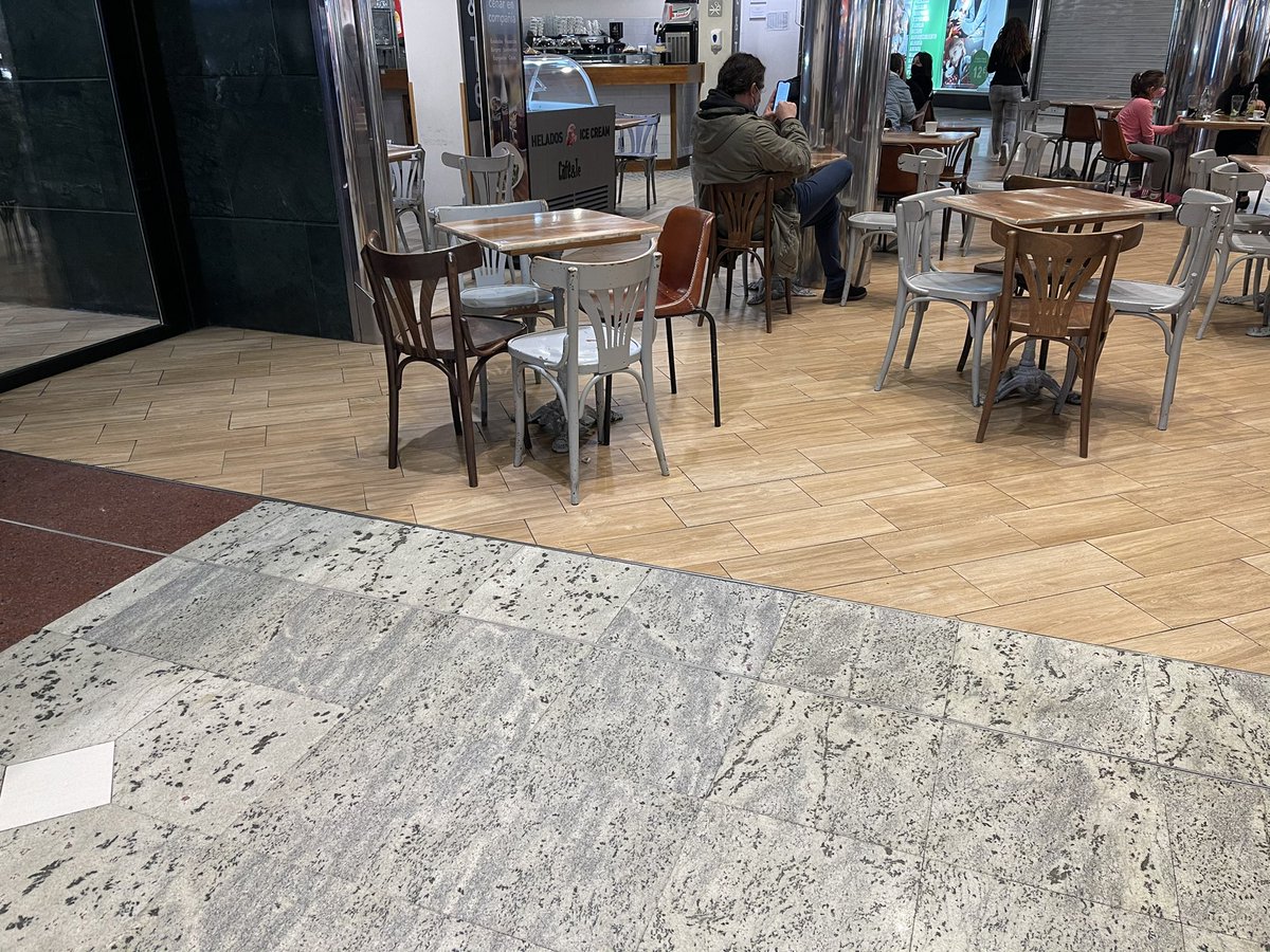 AmandaG1VIU's tweet photo. @parque_prin ¿dos metros? Creo que todos los establecimientos deberían de  cumplir la normativa vigente @AdrianBarbon https://t.co/vZ8LYH9YjV
