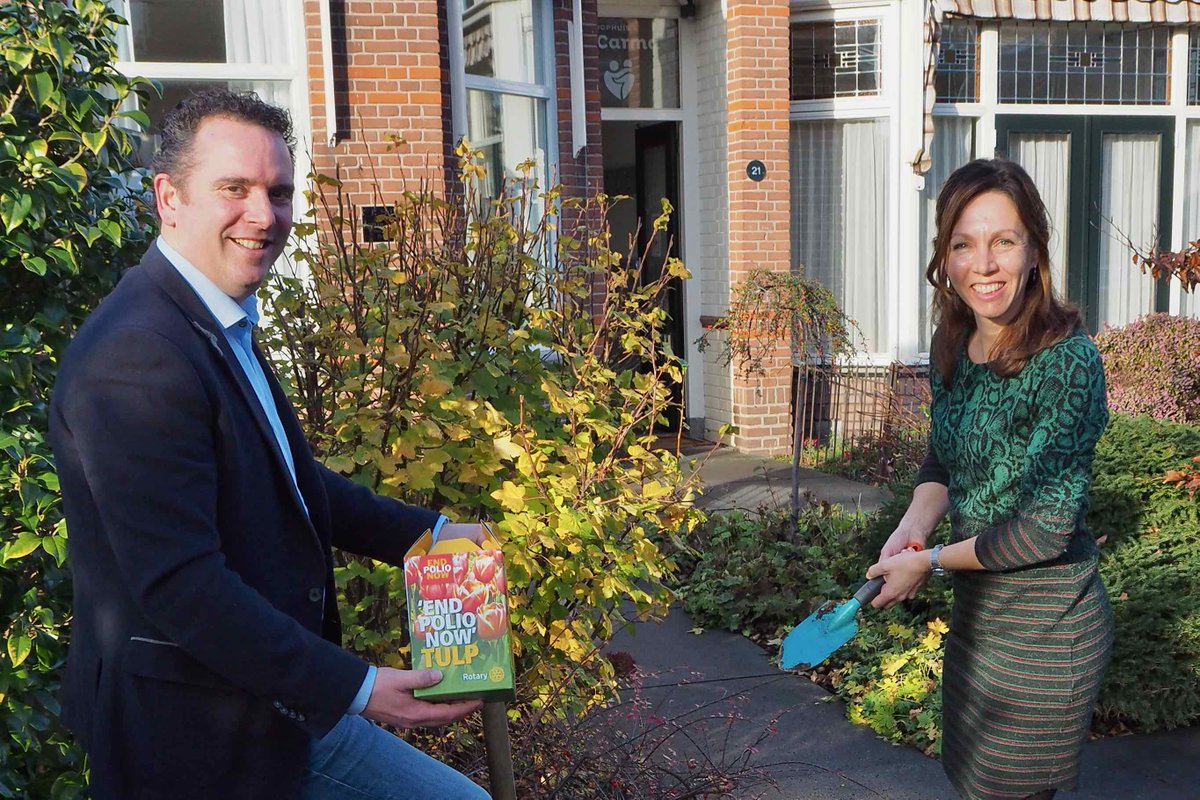 Vanmiddag overhandigden Rotaryclubs het Westland en Wateringen een cheque van 1500 euro aan <a href="/inloophuiscarma/">Inloophuis Carma</a>. En tevens 1200 tulpenbollen voor de vrijwilligers en de tuin: als symbool voor een mooie toekomst!