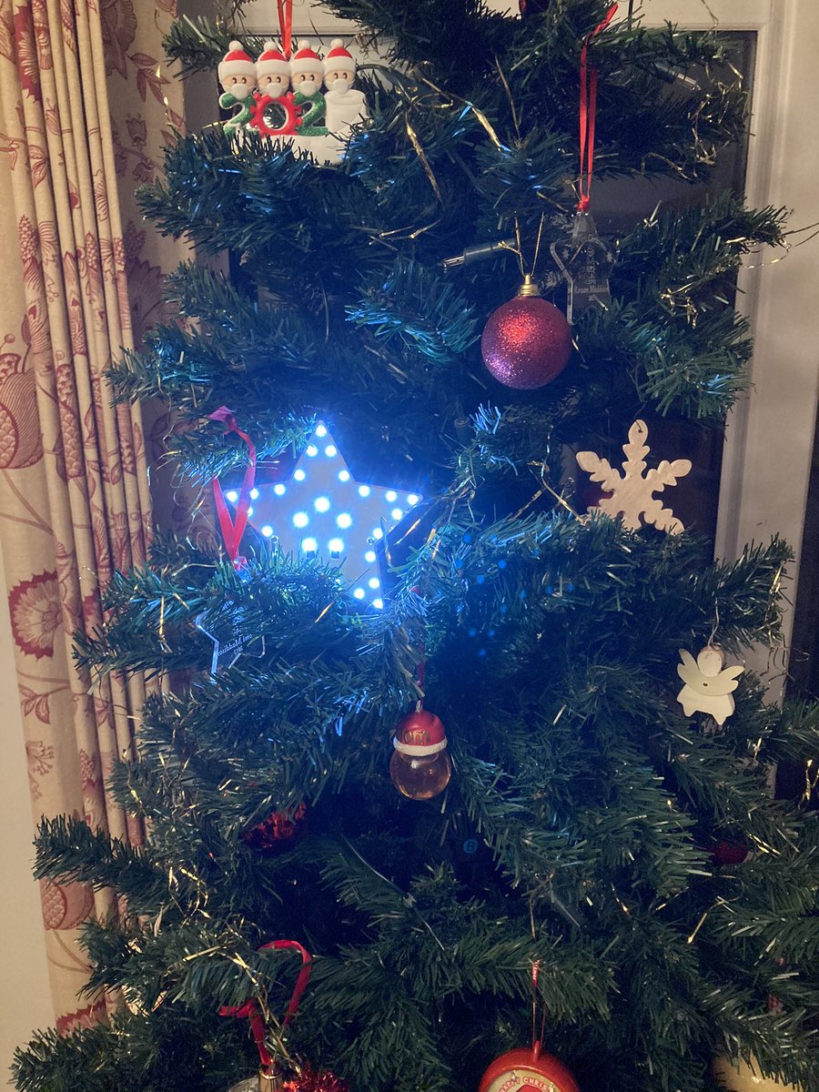 Sentiment Star complete. Pulse for  #brexit, blink for  #covid, on for  #christmas   . Based on most popular tweets of the last 30s.  #nodered  #kafka  #python  #raspberrypi