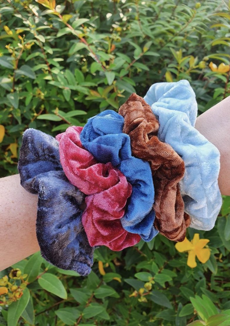 TheSewingDucks's tweet photo. Tomorrow is the last day to get a guaranteed delivery before #Christmas!  

Our scrunchies are the perfect stocking filler or gift for a loved one🎁

Check out our #etsy page in the link below x 

#CraftBizParty #sewing #scrunchie #gift #smallbusiness

https://t.co/cOPPGOVtnr https://t.co/9gHpuArBP6