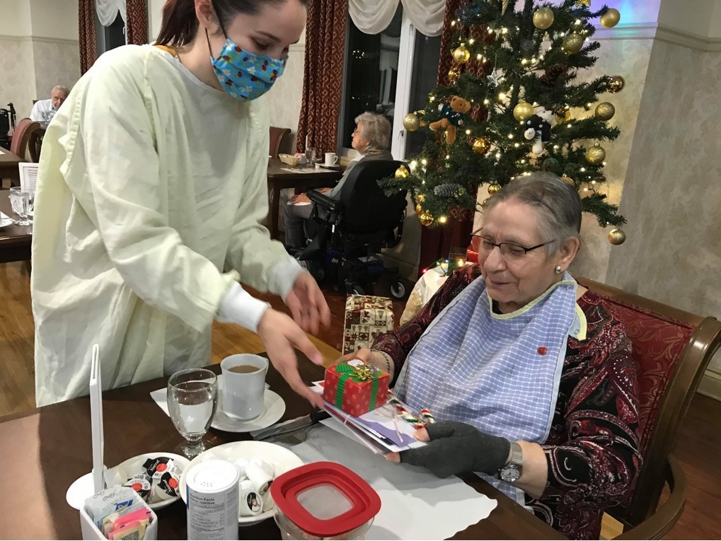 Dans le cadre de la programmation de l'Avent, les élèves de la 7e/8e à St-Edmond ont rédigé des cartes de Noël à des aînés qui habitent dans la maison Richelieu à Windsor et à Gatineau, Québec. Voci quelques photos des résidents qui reçoivent des cartes de nos élèves.