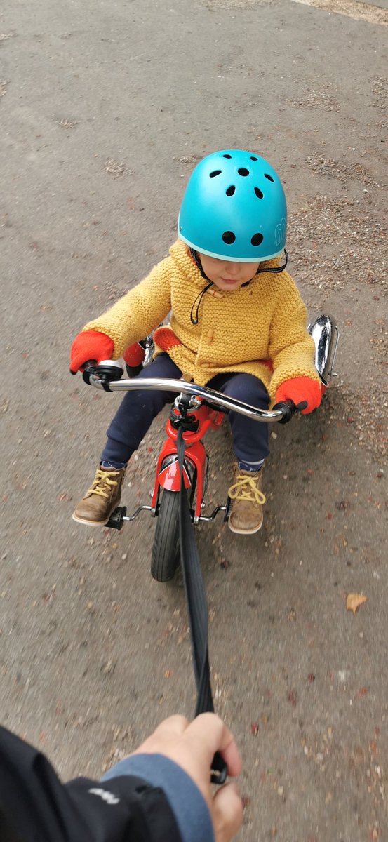 HELP! We've lost out son's trike in #Leamington's #VictoriaPark this afternoon. If anyone has picked it up can you let me now. Has a blue toolbox on the back which includes a Santa's hat his Nan knitted him. Wasn't loaded in to the car before he left 🤦‍♂️