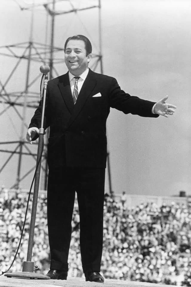 According to composer Tofig Guliyev, "Rashid Behbudov was fond of alcohol and had a lot of love affairs. He never smoked.He was quite handsome, though admittedly short, and rather on the heavy side. He used to try to appear taller by wearing thicker heels on his shoes."