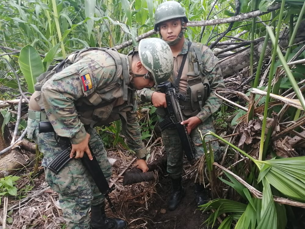 FFAAECUADOR's tweet photo. #Sucumbíos| Durante operaciones de seguridad hidrocarburífera, efectivos del Grupo de Fuerzas Especiales N.º 53 Rayo, localizaron una perforación en el oleoducto Secoya-Lago Agrio, sector #Consermin, #Dureno, informando a las autoridades competentes para los trámites de ley. https://t.co/7wGPhOYP1n