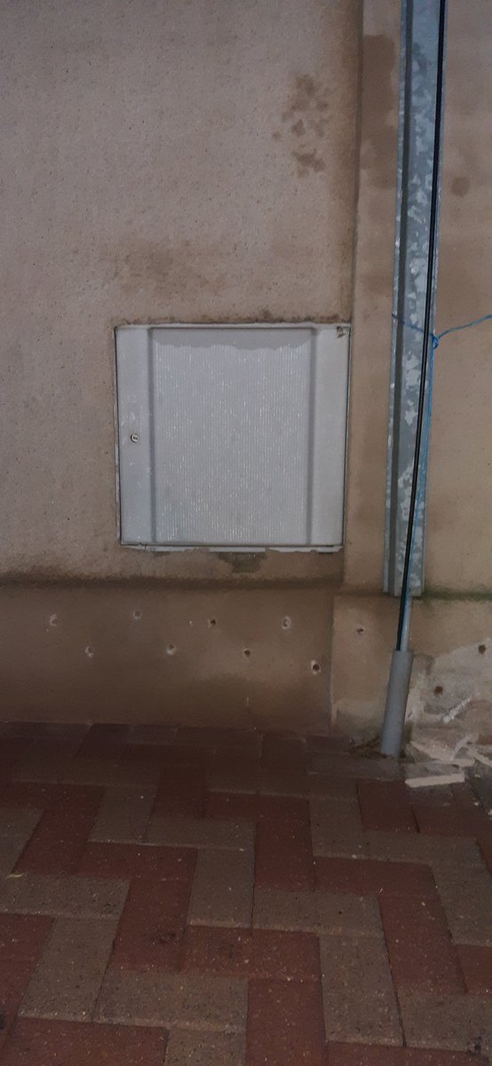 Dez94087518's tweet photo. #GRDF #GRDFNO #CAPOUEST #AIBETHUNE 
PGR en cours sur la commune de Barlin 
🚌🚌🚒🚒, branchement gaz percé dans la façade d'une maison.
218 clients coupés.Les travaux de réparations sont en cours
Les équipes seront mobilisés demain à la première heure pour les remises en service https://t.co/PwfPXzk8Kc