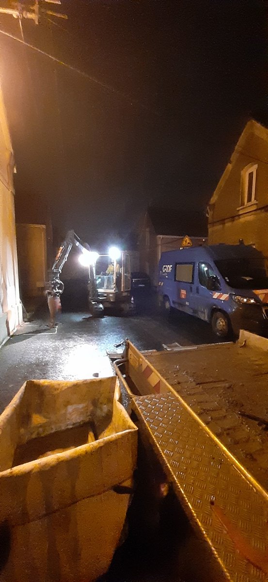 Dez94087518's tweet photo. #GRDF #GRDFNO #CAPOUEST #AIBETHUNE 
PGR en cours sur la commune de Barlin 
🚌🚌🚒🚒, branchement gaz percé dans la façade d'une maison.
218 clients coupés.Les travaux de réparations sont en cours
Les équipes seront mobilisés demain à la première heure pour les remises en service https://t.co/PwfPXzk8Kc