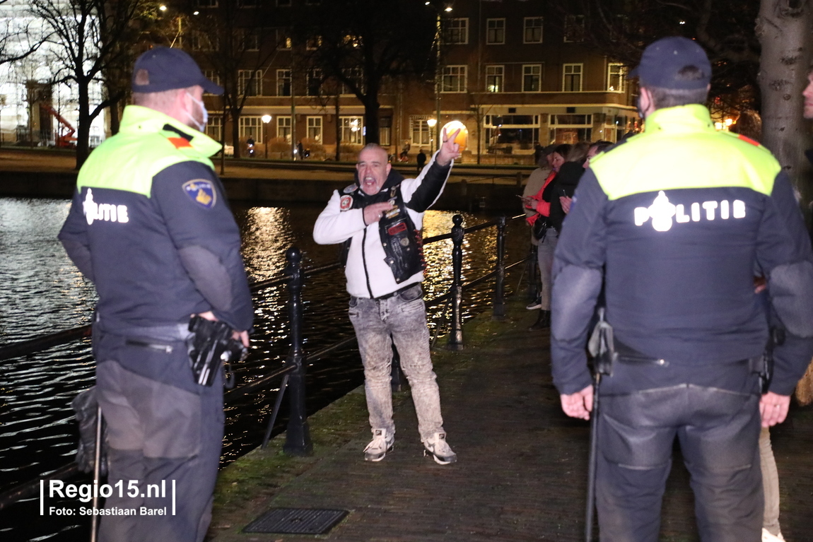 Terwijl minister-president Rutte vanuit het #Torentje zijn toespraak houdt, proberen demonstranten bij de #Vijverberg dat te verstoren met het maken van lawaai.