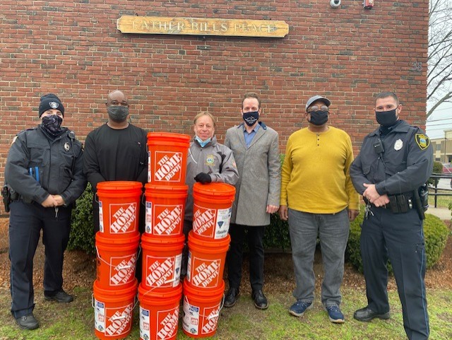 quincymapolice's tweet photo. Through a collaboration with Quincy Veteran Services and Father Bills, officers dropped off a dozen #Coats4Vets Buckets to be distributed to homeless veterans. Banard, an Army vet, & James, a USMC vet, were on hand to accept the donation. Thank you for your service gentlemen! 🇺🇸 https://t.co/HhqzuxKKj4