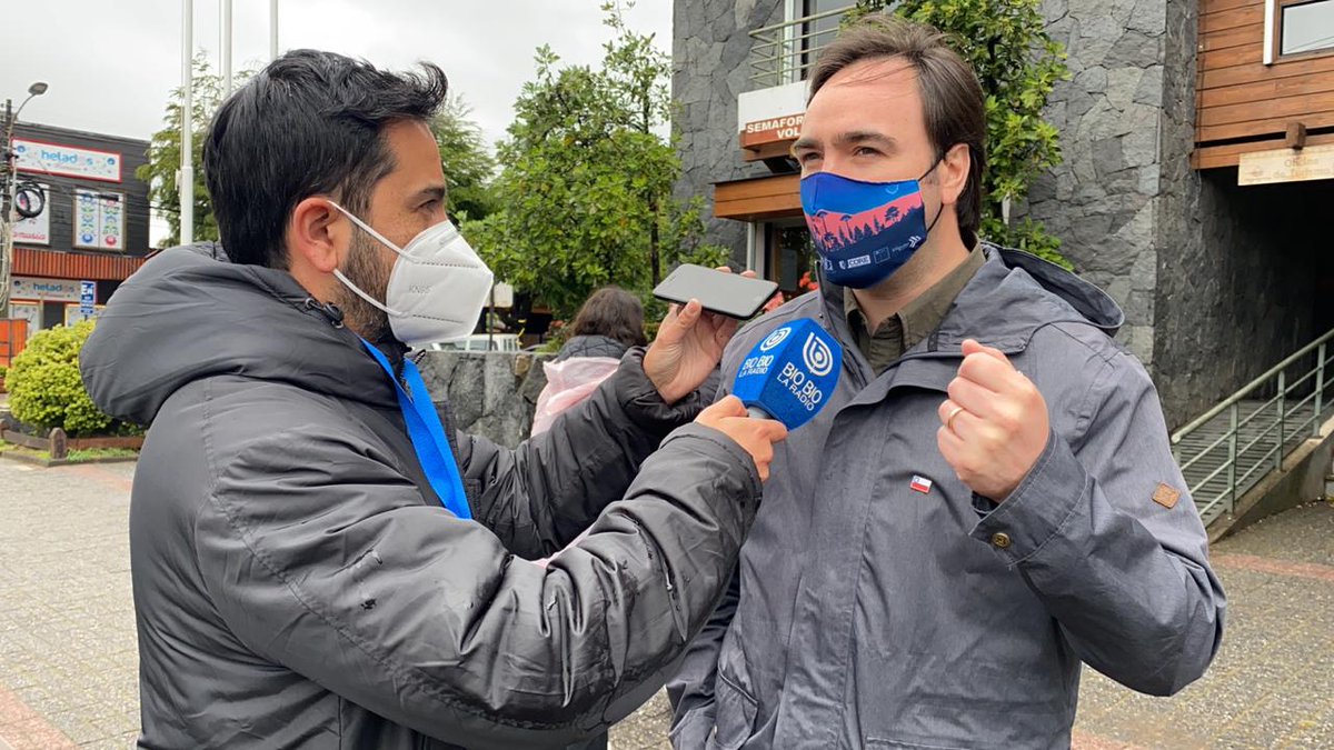 SeremiEconomia9's tweet photo. Desde la zona Lacustre, el Seremi @LopezBahamonde reportando a diferentes medios, las medidas dispuestas por la Coordinación regional del @eclipse_2020 para abordar este evento natural de forma segura.
#EclipseResponsable https://t.co/2A2I64cPMW