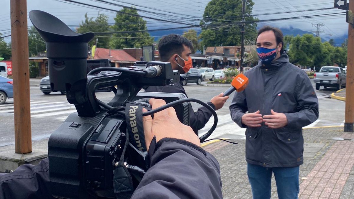 SeremiEconomia9's tweet photo. Desde la zona Lacustre, el Seremi @LopezBahamonde reportando a diferentes medios, las medidas dispuestas por la Coordinación regional del @eclipse_2020 para abordar este evento natural de forma segura.
#EclipseResponsable https://t.co/2A2I64cPMW