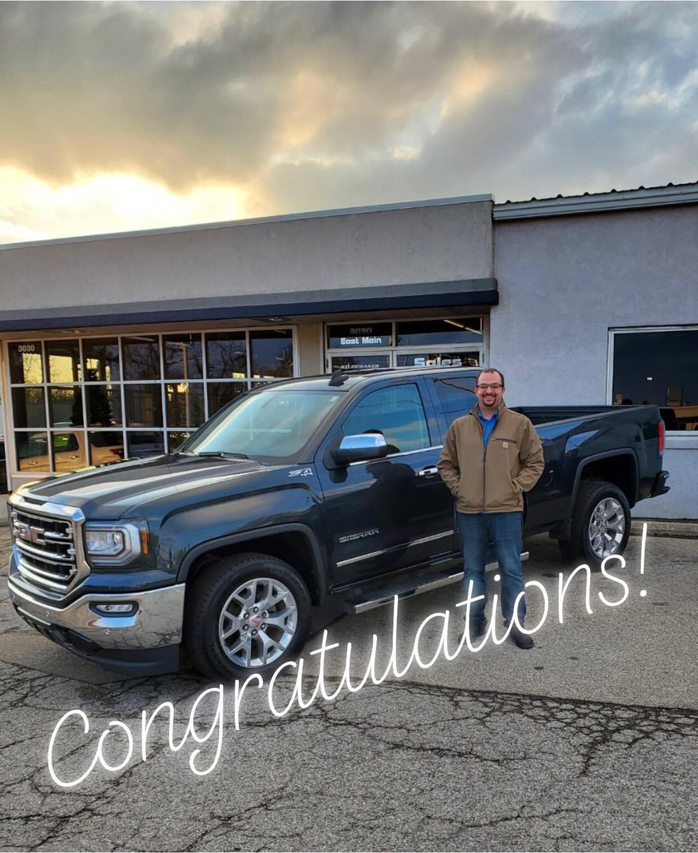 StudebakerAutos's tweet photo. Congratulations to Andy West! Thank you for giving your Sales Consultant, Joshua Arahood, along with the rest of the team, the opportunity to assist you with purchasing this 2017 GMC Sierra SLT. #thankyou #gmc #sierra https://t.co/OFcTtJuleq