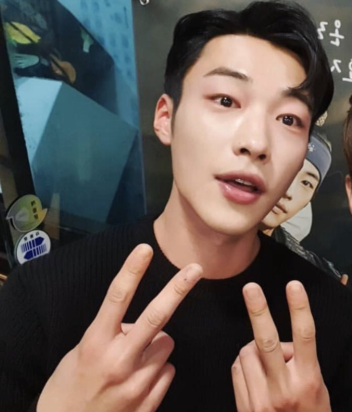 beautiful_Do712's tweet photo. 손등 보이게 브이 하는 우도환이 너무 좋다 이 말이에요 https://t.co/q6dGJcJCnS