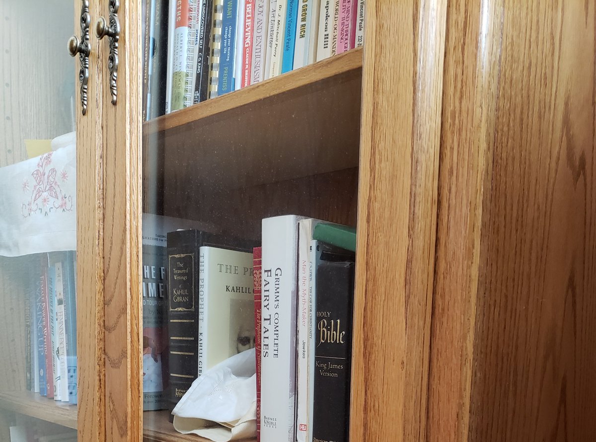 CaregiversVoice's tweet photo. Treasured Books to #Declutter - There comes a time when we realize we need to let go of most (some) of our books even the treasured ones. In an emergency evacuation, what will you take? #bookclutter https://t.co/heVIfXWFud https://t.co/6iqsbVaaEC