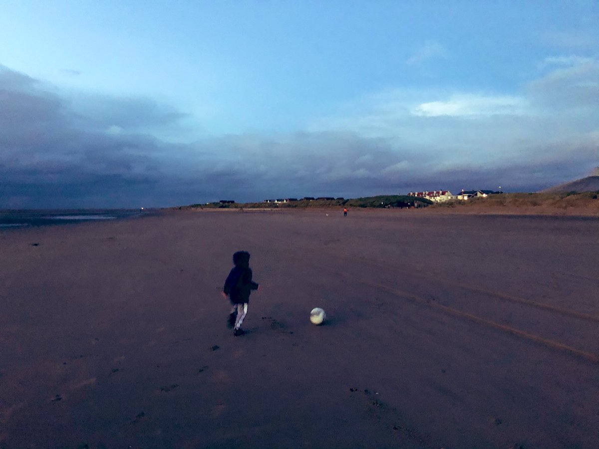 SeanMeliaRoger1's tweet photo. Taken the little one for a kick around on Crosby Beach and a little explore as it was getting darker. Lovely afternoon views.
#crosbybeach #liverpool #beach #familytime #football #winterbeachfun https://t.co/SrnYCwMWGN
