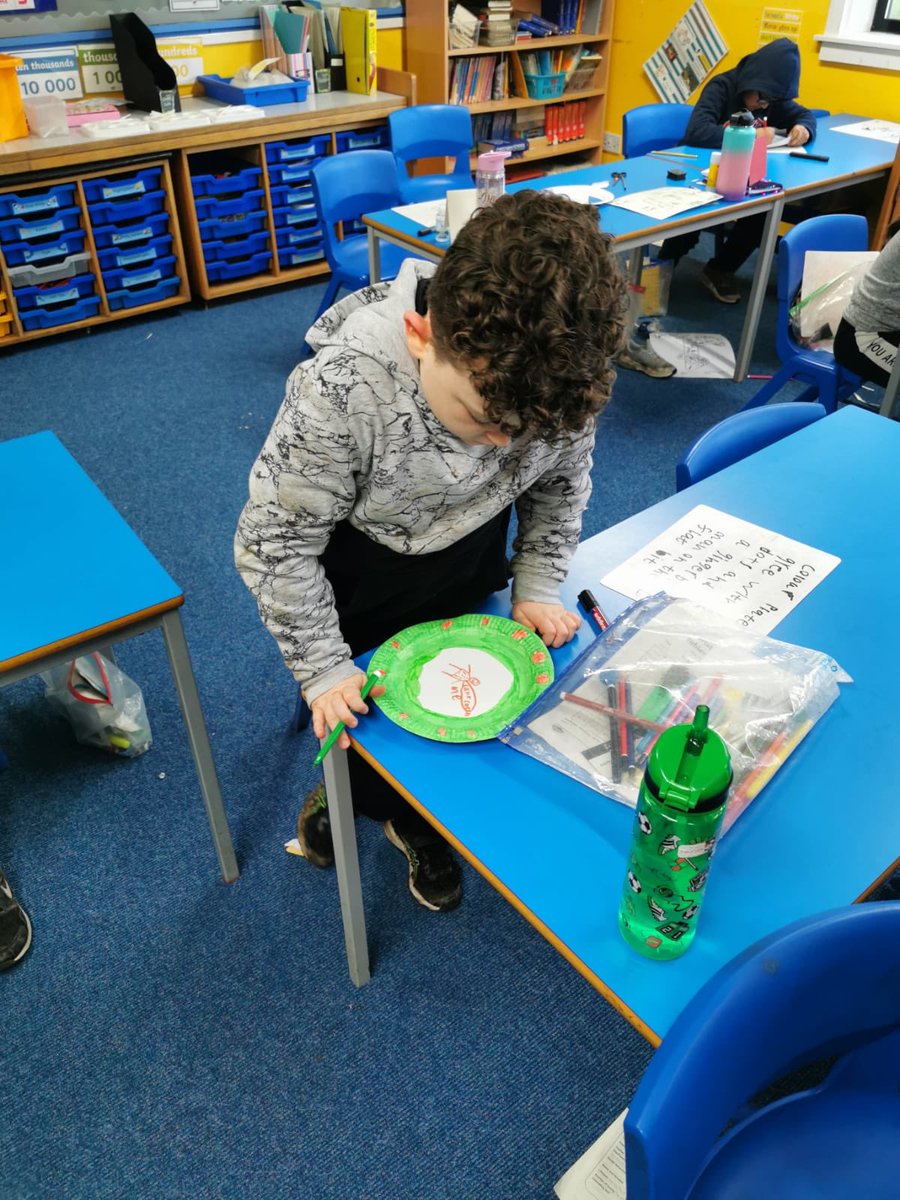 20205mw's tweet photo. Designing and making our own Christmas party decorations 🎅🏼 https://t.co/0rwxtGJrOM