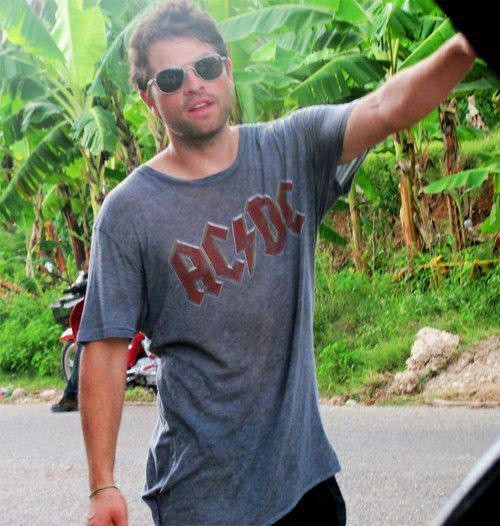 okay i am praying misha never finds this but i presentMisha Collins' shoulders; a thread