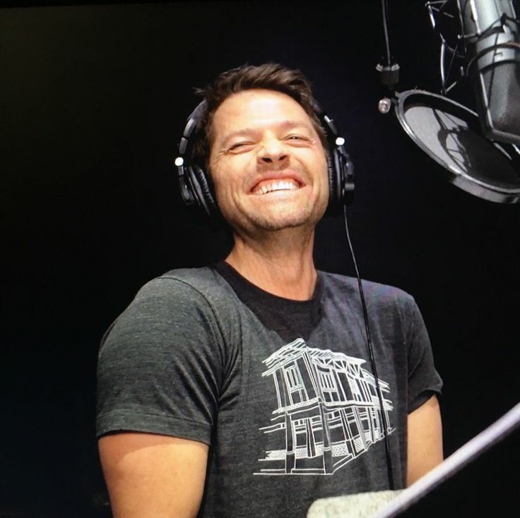 okay i am praying misha never finds this but i presentMisha Collins' shoulders; a thread