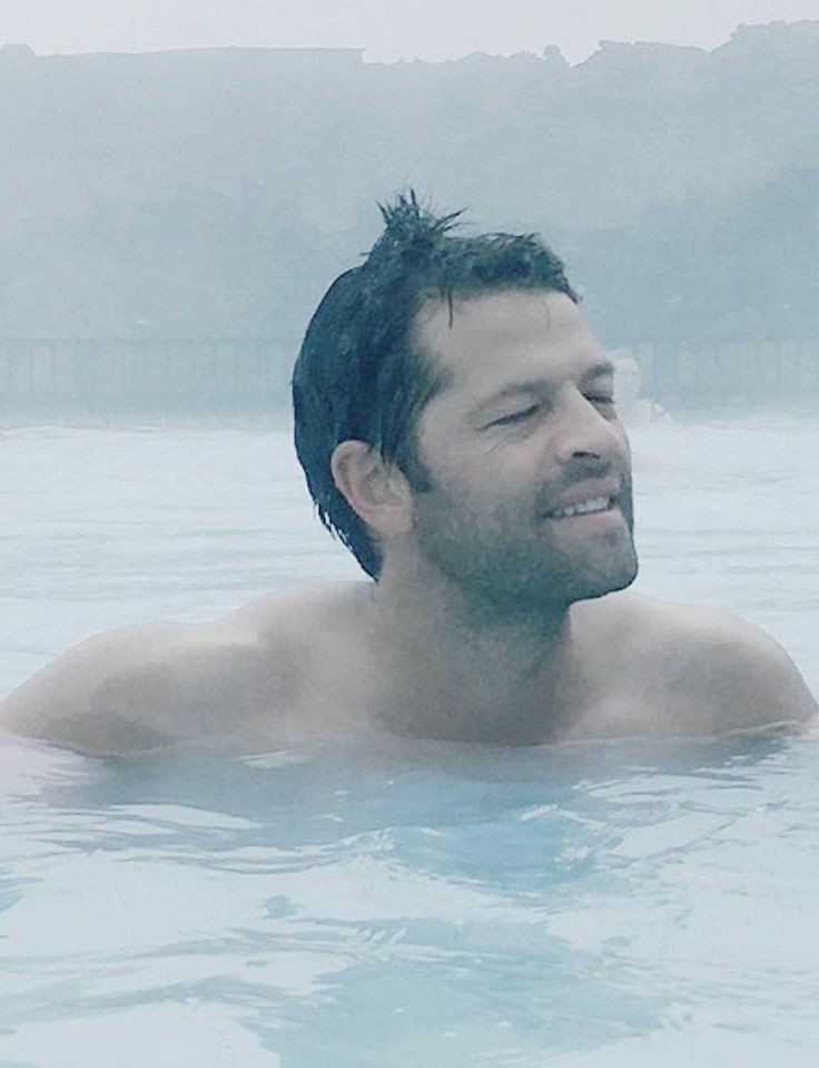 okay i am praying misha never finds this but i presentMisha Collins' shoulders; a thread