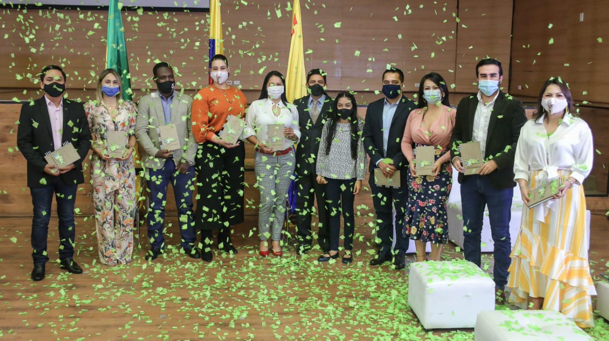 Premiamos los mejores proyectos ambientales  con #ColibríDorado. Por la categoría Instituciones Educativas se premió a la Corporación Maestra Vida; categoría comunitaria, Fundación Cauca Adaptado y Resiliente y por categoría empresarial a la Compañía Energética de Occidente