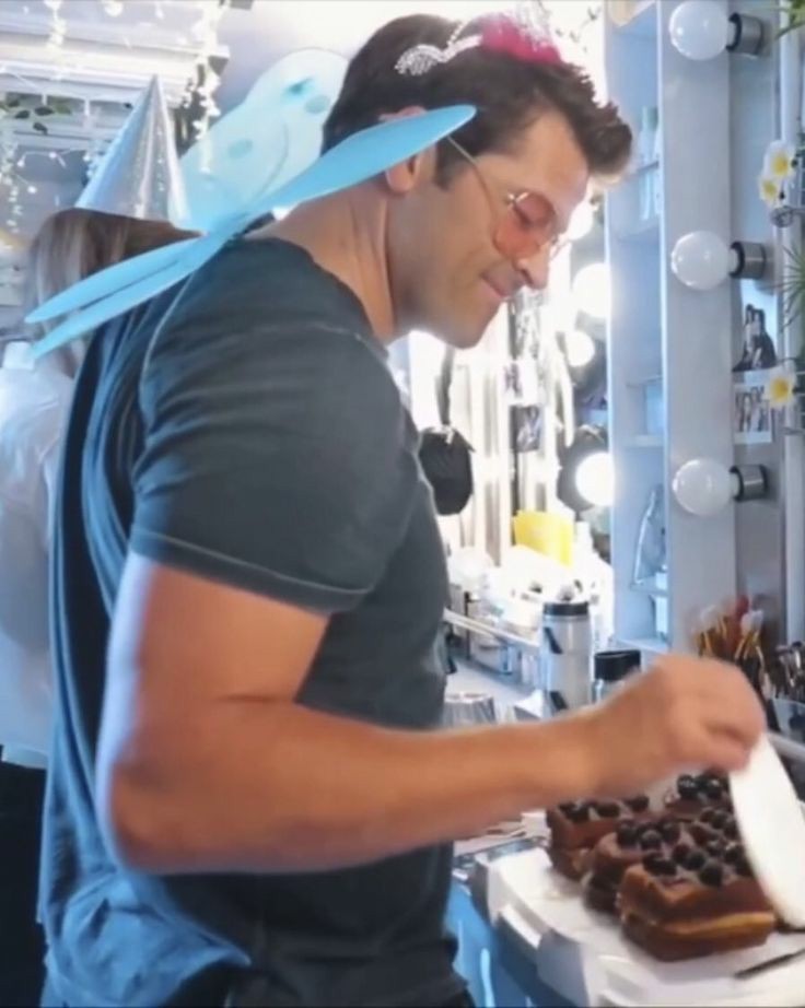 okay i am praying misha never finds this but i presentMisha Collins' shoulders; a thread