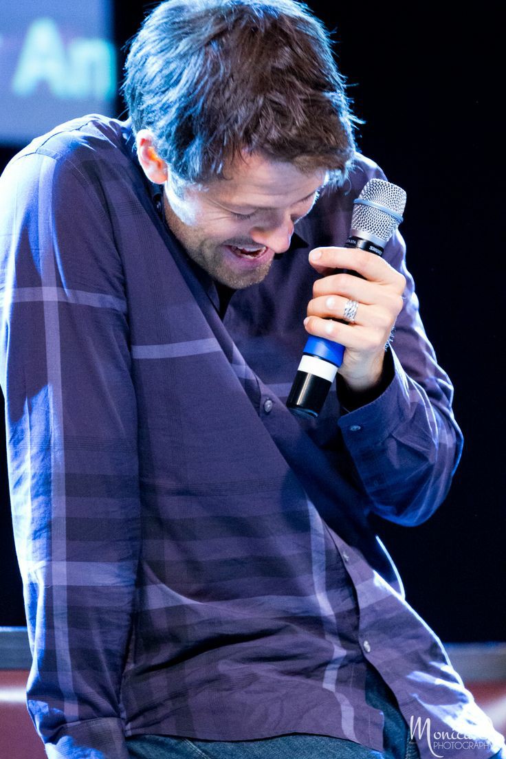 okay i am praying misha never finds this but i presentMisha Collins' shoulders; a thread