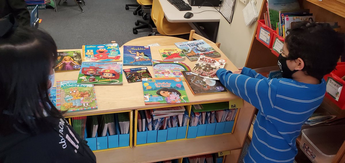 Mrs_VDeFriend's tweet photo. New independent reading book shopping. Choice is so important 🍎 @SamHoustonEl https://t.co/AyV0H5yTC7