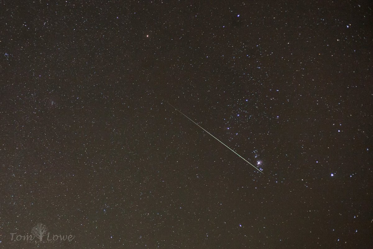 Got one! Saw dozens of #Geminids around 11pm last night including this belter which impaled #Orion and left a lingering ionisation trail (see next tweet)
#GeminidMeteorShower #stormhour