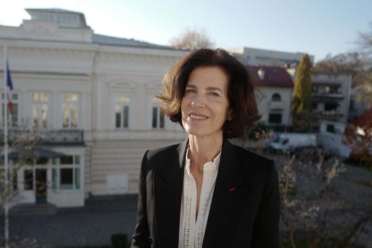 FranceRomania's tweet photo. Madame l'Ambassadrice, @laurenceauer, a accordé une interview à https://t.co/x3T5SoEK4T de Bucarest 🗞 pour présenter son parcours et ses liens avec la Roumanie 🇹🇩
https://t.co/e3Y6KxbPzk https://t.co/TivIUx6mv2