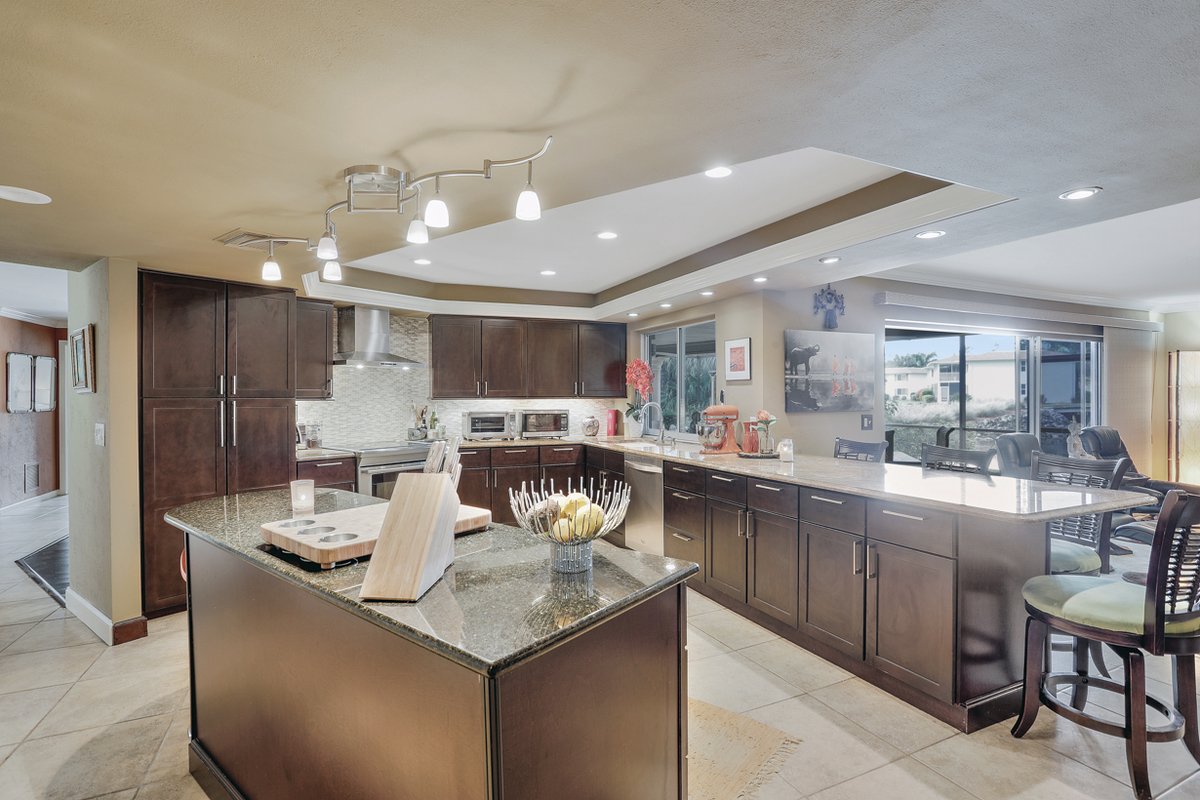 naples_matt's tweet photo. This is a must see Spacious Naples Lakewood home! With 4 bedrooms and 3 bathrooms there is plenty of space for a home office, home schooling, and ample room for the entire family - 4340 Beechwood Lake Dr.π‘ https://t.co/GOPpW5ROXu #naples #homesforsale #largehomes https://t.co/LOgfb2JXE1