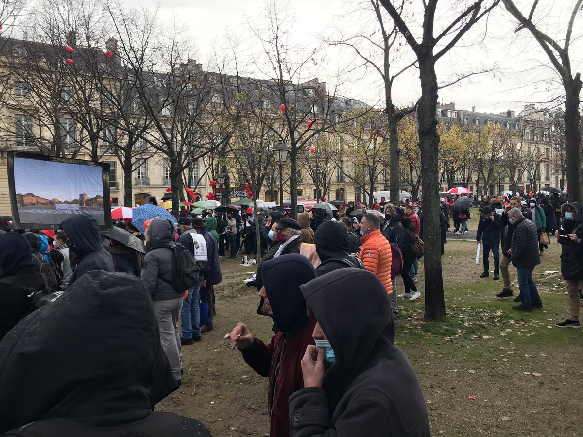 LucasLarch's tweet photo. Refroidie par la pluie fine, une partie de la foule se disperse. Au plus fort du rassemblement, 5 000 personnes étaient rassemblées sur l’Esplanade des Invalides, selon l’UMIH https://t.co/J5QIYYbqjR