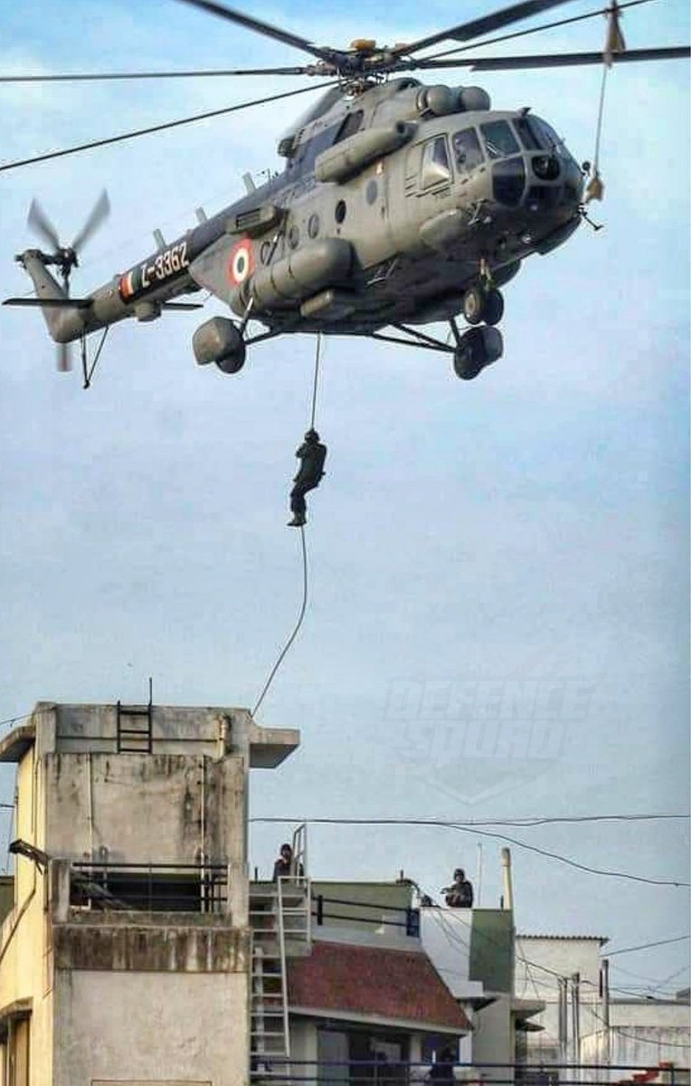 Defence_Squad_'s tweet image. In Pic : NSG Commandos In Action During Mumbai Terror Attack.
.
#NSG #nsgcommandos #NSGBlackCats #indianarmy #indianairforce #indiannavy #specialforce #Jaihind