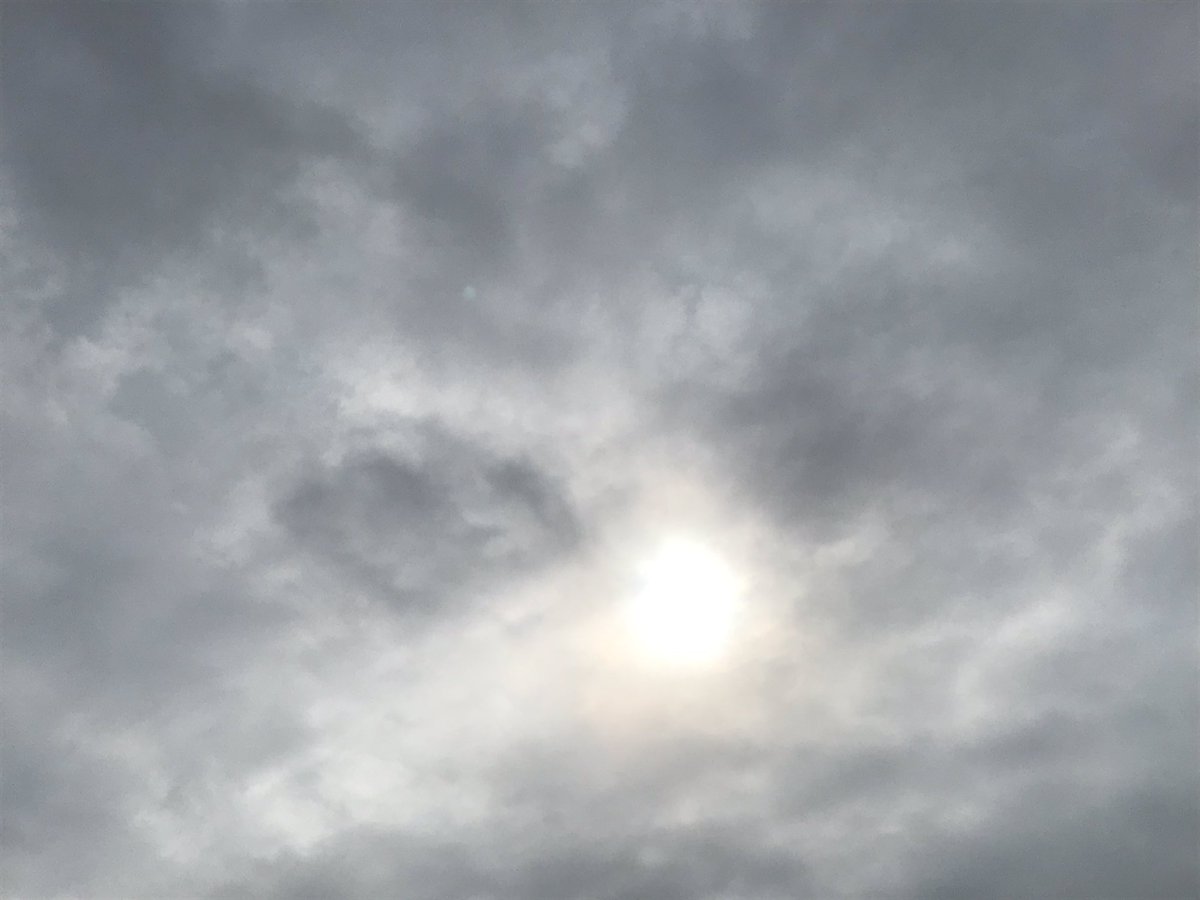Moda_Ahora's tweet photo. Cuando quieres ver el #EclipseSolar2020 pero las nubes te dicen: No mi ciela, tendrás que esperar otros años más #Guayaquil #Eclipse https://t.co/ep2cZeIRHO