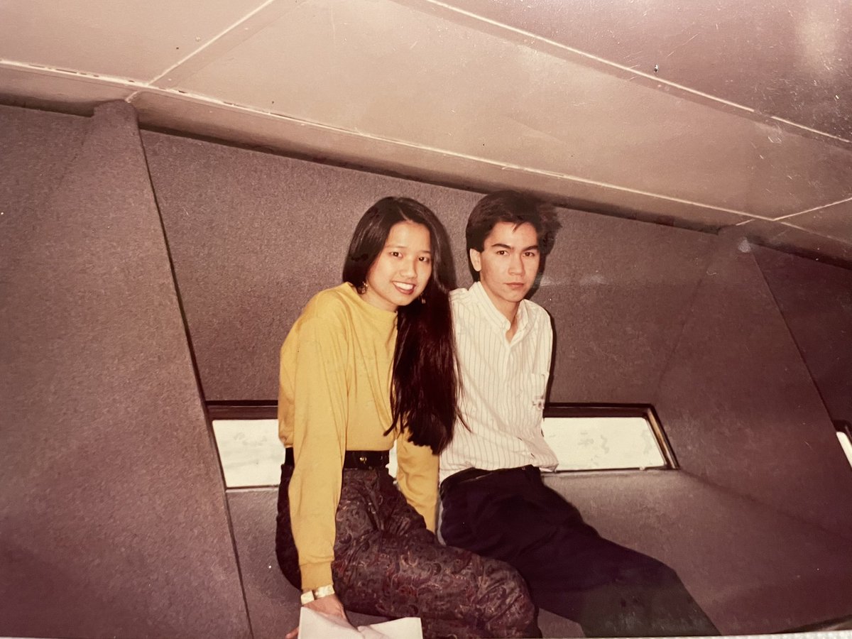 ที่สำคัญคือรูปคู่แม่เยอะมากๆๆๆ ซึ่งพ่อเป็นคนไปขอถ่าย ขับรถข้ามรัฐไปหาแม่เอยพาแม่เที่ยวเอยอะไรเอย แต่แม่บอกตอนนั้นแม่ยังคิดกับพ่อแค่เพื่อนนะ แต่ทุกรูปคือพ่อเขยิบไปใกล้แม่สุดๆๆๆ งือ 🥺