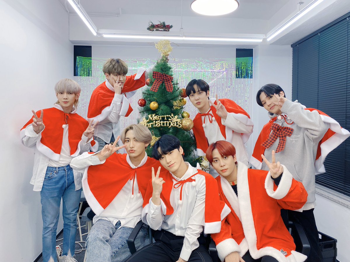 ateez_2001's tweet photo. @ATEEZofficial  Debate of the year 😂😂 what do u think do we have one butt or two 🤔🙃
#ateez #hongjoong #seonghwa #yunho #wooyoung #san #jongho #mingi #yeosang #atiny #merrychristmas #debate #debateoftheyear https://t.co/40DjsFdmdU
