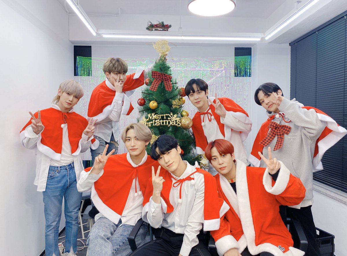 ateez_2001's tweet photo. @ATEEZofficial  Debate of the year 😂😂 what do u think do we have one butt or two 🤔🙃
#ateez #hongjoong #seonghwa #yunho #wooyoung #san #jongho #mingi #yeosang #atiny #merrychristmas #debate #debateoftheyear https://t.co/40DjsFdmdU
