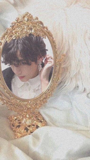VK00TAE's tweet photo. #AUTK
Kim Taehyung, heredero de la ultima Dinastia, no esta preparado para tomar el trono. La noche antes de su coronación, desesperado por la ansiedad, escapa. Sin saber donde ir, amaparado por la noche, acaba chocando por casualidad con quien le cambiaria la vida. Para siempre. https://t.co/hXLEZK9wgr