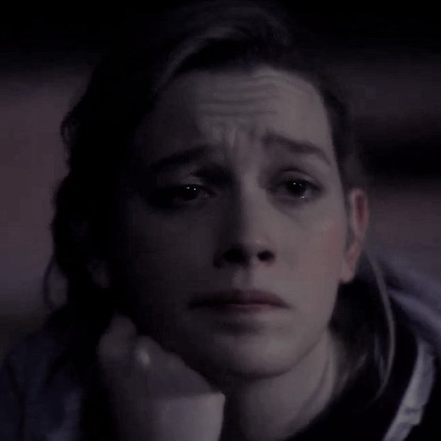 Victoria Pedretti as baby yoda; a thread.