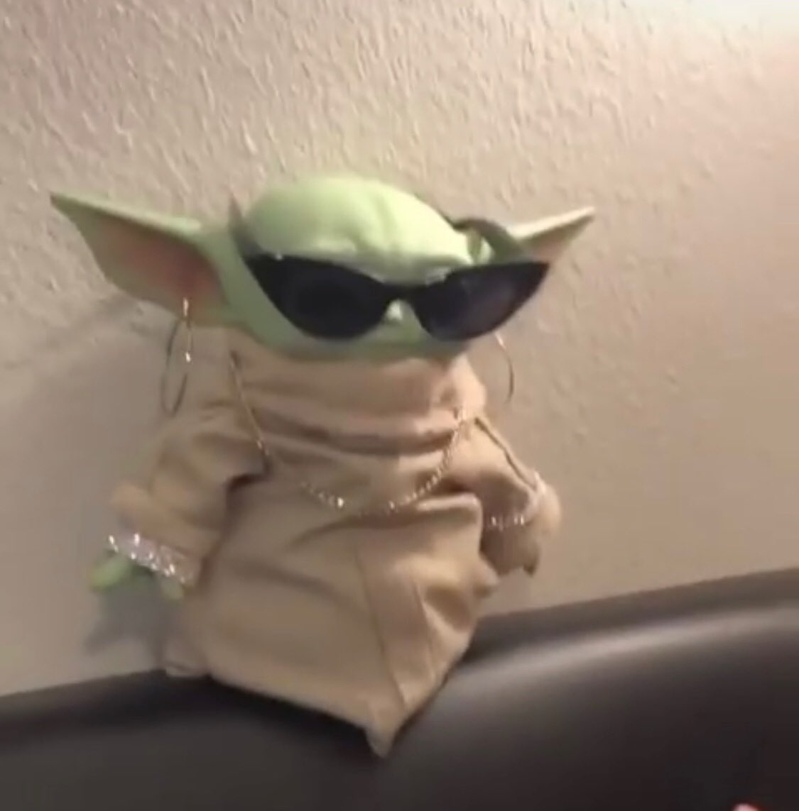 Victoria Pedretti as baby yoda; a thread.