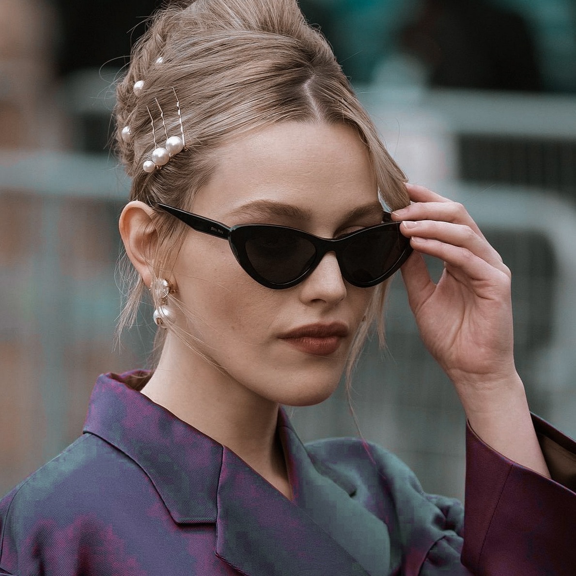 Victoria Pedretti as baby yoda; a thread.