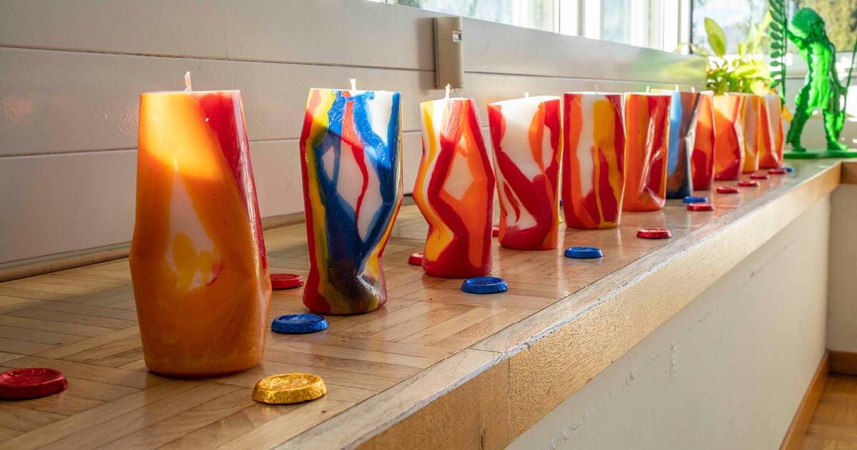 Heute beim Betreten des Konferenzraums überraschte uns ein Wichtelgeschenk – 12 bunte Kerzen, keine wie die andere, alle in Form von zerbeulten Bierdosen, standen da in Reih und Glied! Das Rätsel des Kreativen, der dahintersteckte, hat sich zwischenzeitlich aufgelöst, danke ...