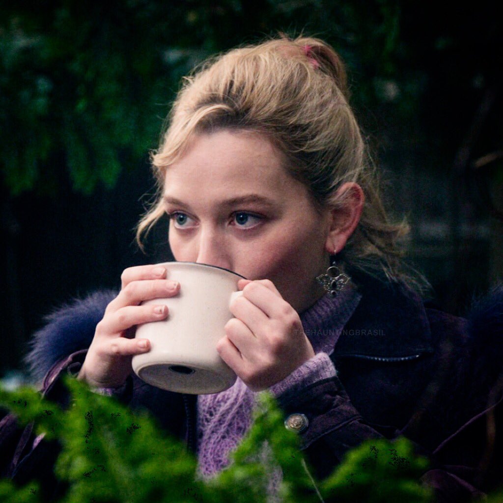 Victoria Pedretti as baby yoda; a thread.