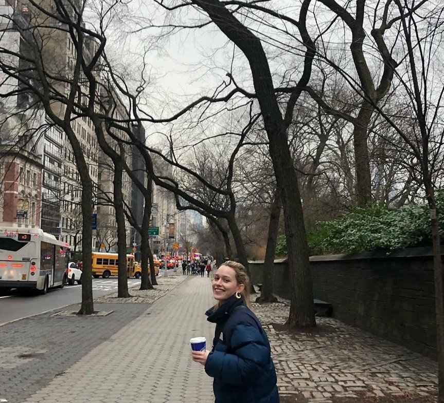 Victoria Pedretti as baby yoda; a thread.