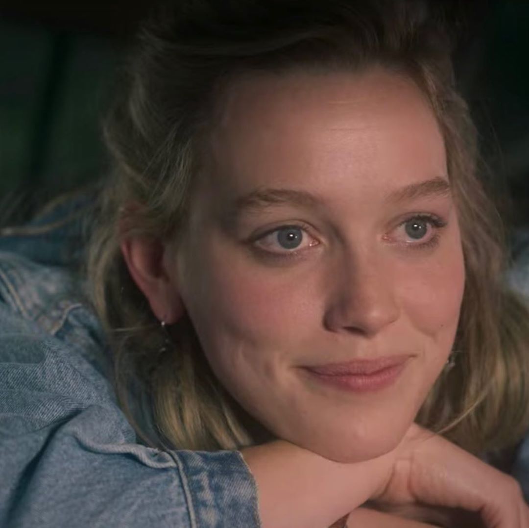 Victoria Pedretti as baby yoda; a thread.