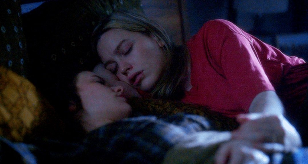 Victoria Pedretti as baby yoda; a thread.