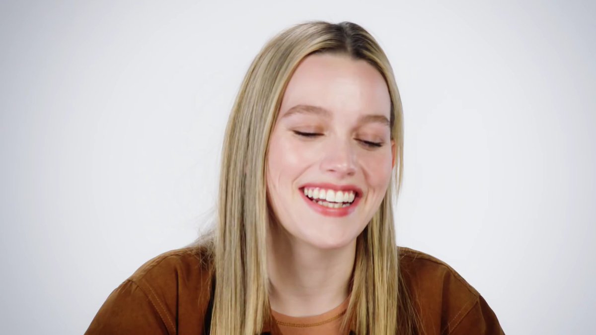 Victoria Pedretti as baby yoda; a thread.