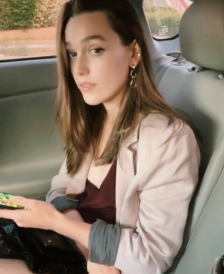 Victoria Pedretti as baby yoda; a thread.