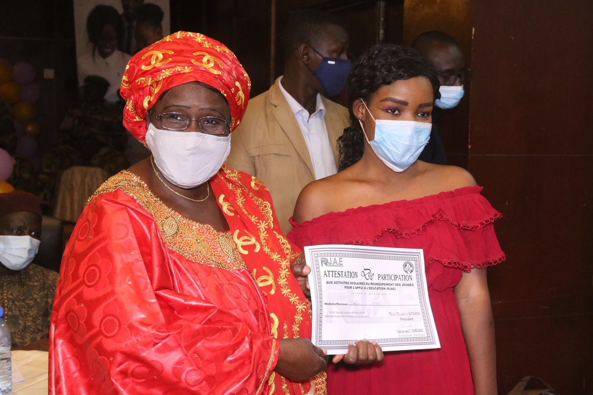Yiribafoot's tweet photo. Remise d'attestation aux jeunes Bacheliers encadrés par le #RJAE, à sa tête M. Mohamed Sekou Simpara.
Ce samedi 12 Décembre à l'hotel Radisson Blue, sous la présidence de Mme Haidara Bernadette Keita, Ministre de l'Environnement, de l'Assainissement et de Développement durable https://t.co/vPsRcTdYUi