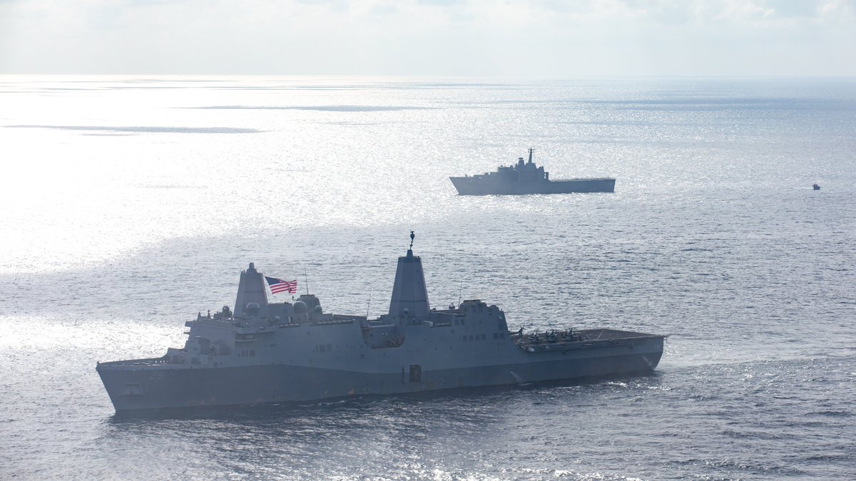 15thMEUOfficial's tweet photo. U.S. #Marines and Sailors aboard the #USSSomerset sail alongside the Republic of Singapore RSS Endurance,  Singapore Navy Fast Craft Units, and #USNavy #LCACs during Cooperation Afloat Readiness and Training (CARAT) Singapore. 

#allies #partners #CARAT #PHOTOEX #USMC #USN #RSN https://t.co/OfwbrhpZoB