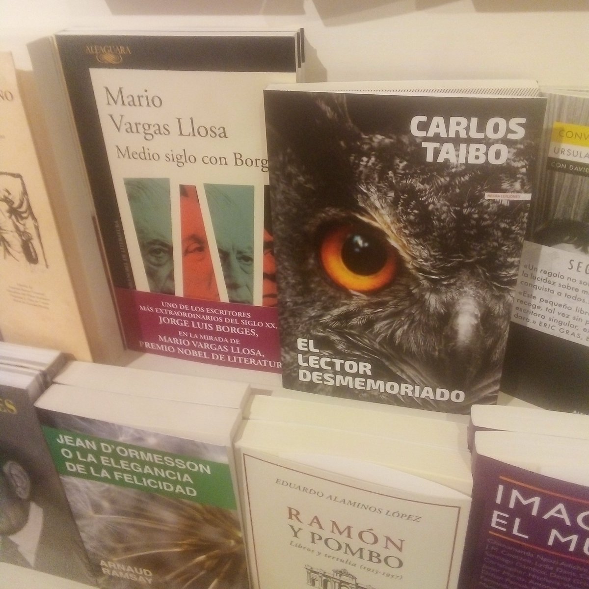 carlos_taibo's tweet photo. Ya sé que es difícil, pero aquí me tienen: a la derecha de Vargas Llosa. #negraediciones https://t.co/5qDfuvGZ1u